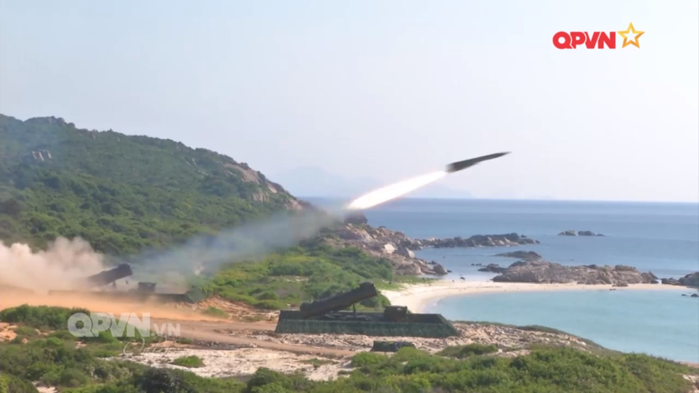 [VIDEO] Tàu hộ vệ tên lửa 012 Lý Thái Tổ phóng tên lửa Uran-E - Ảnh 1.