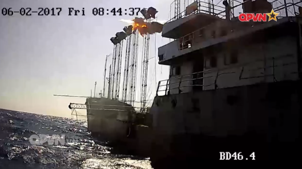 [VIDEO] Tàu hộ vệ tên lửa 012 Lý Thái Tổ phóng tên lửa Uran-E - Ảnh 7.