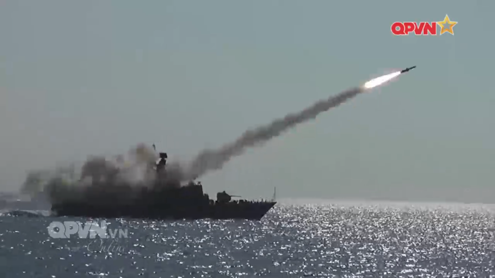 [VIDEO] Tàu hộ vệ tên lửa 012 Lý Thái Tổ phóng tên lửa Uran-E - Ảnh 13.