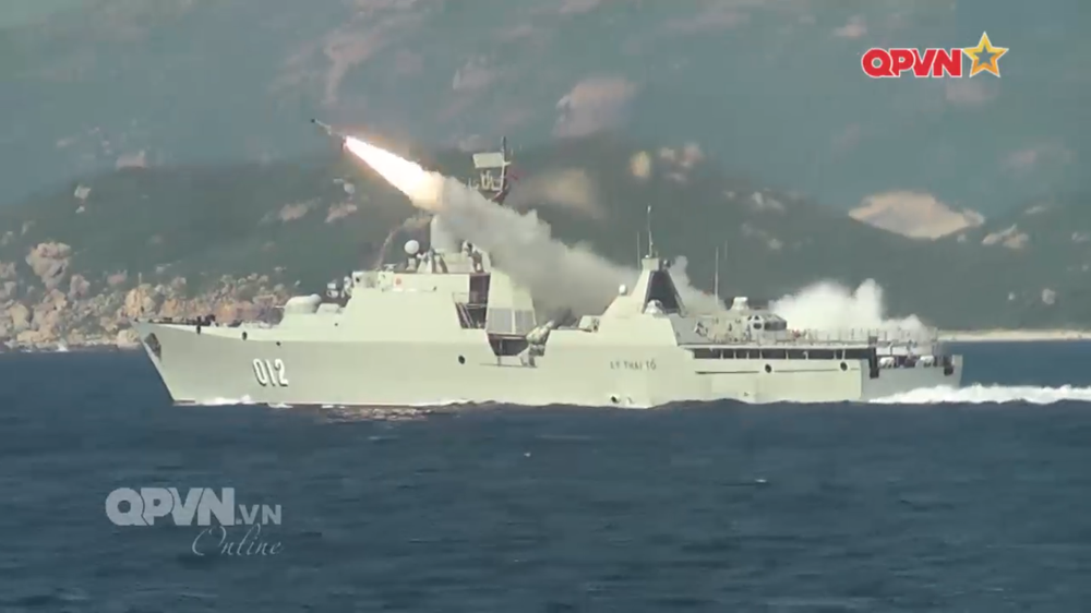 [VIDEO] Tàu hộ vệ tên lửa 012 Lý Thái Tổ phóng tên lửa Uran-E - Ảnh 19.