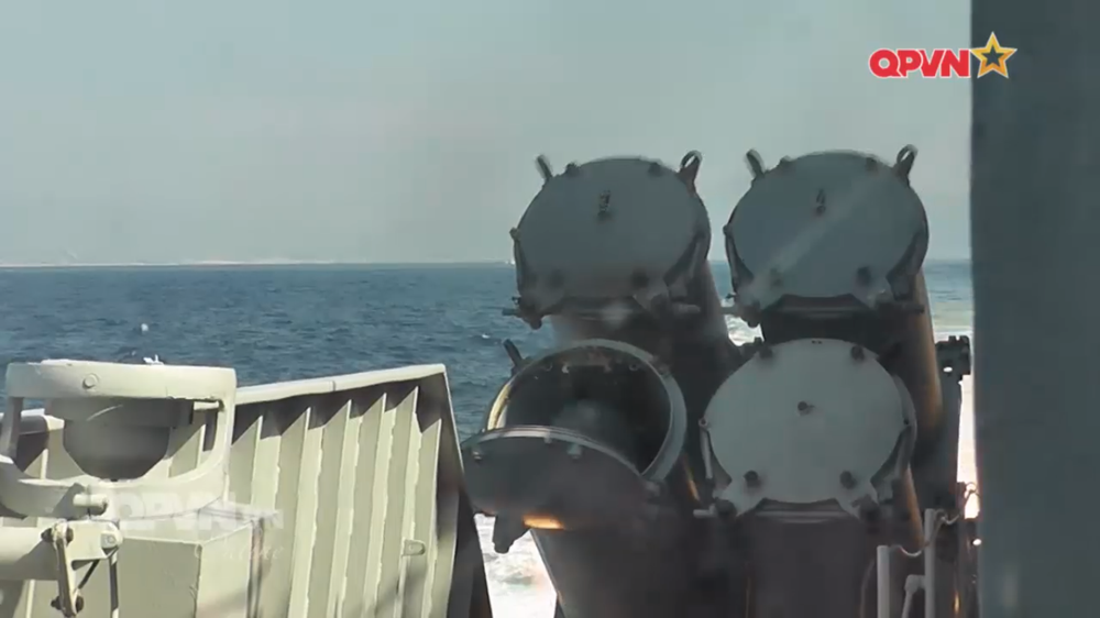 [VIDEO] Tàu hộ vệ tên lửa 012 Lý Thái Tổ phóng tên lửa Uran-E - Ảnh 17.