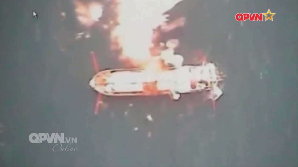 [VIDEO] Tàu hộ vệ tên lửa 012 Lý Thái Tổ phóng tên lửa Uran-E - Ảnh 20.