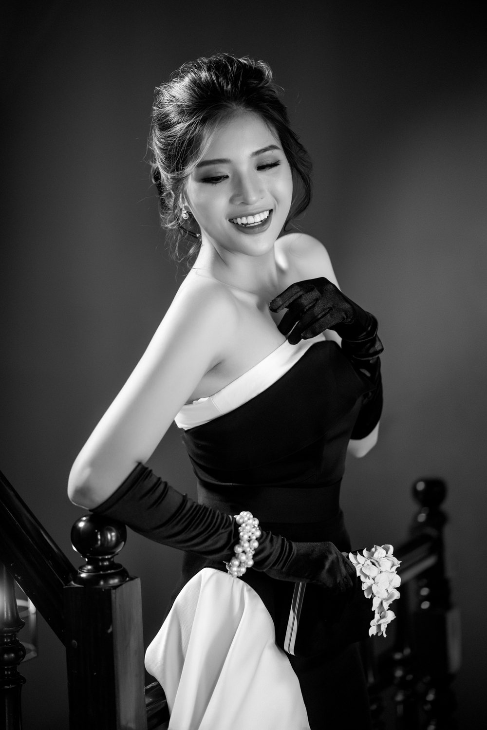 Hoa hậu Phan Hoàng Thu kiêu kỳ và gợi cảm trong bộ ảnh mới - Ảnh 2.