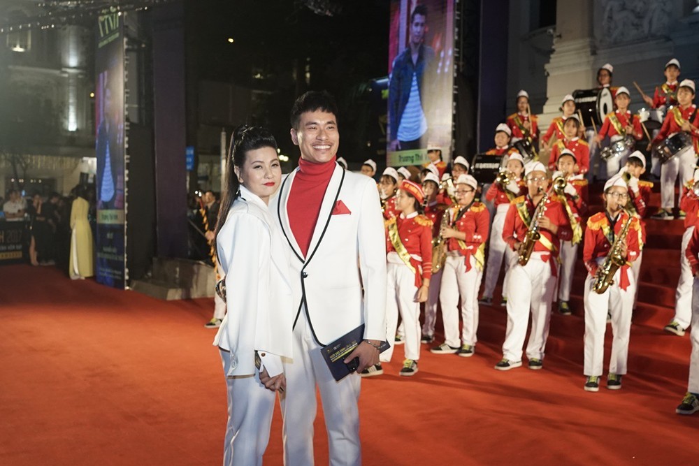 HHen Niê và 2 Á hậu gây chú ý trên thảm đỏ trao giải Ngôi sao xanh 2017 - Ảnh 13.
