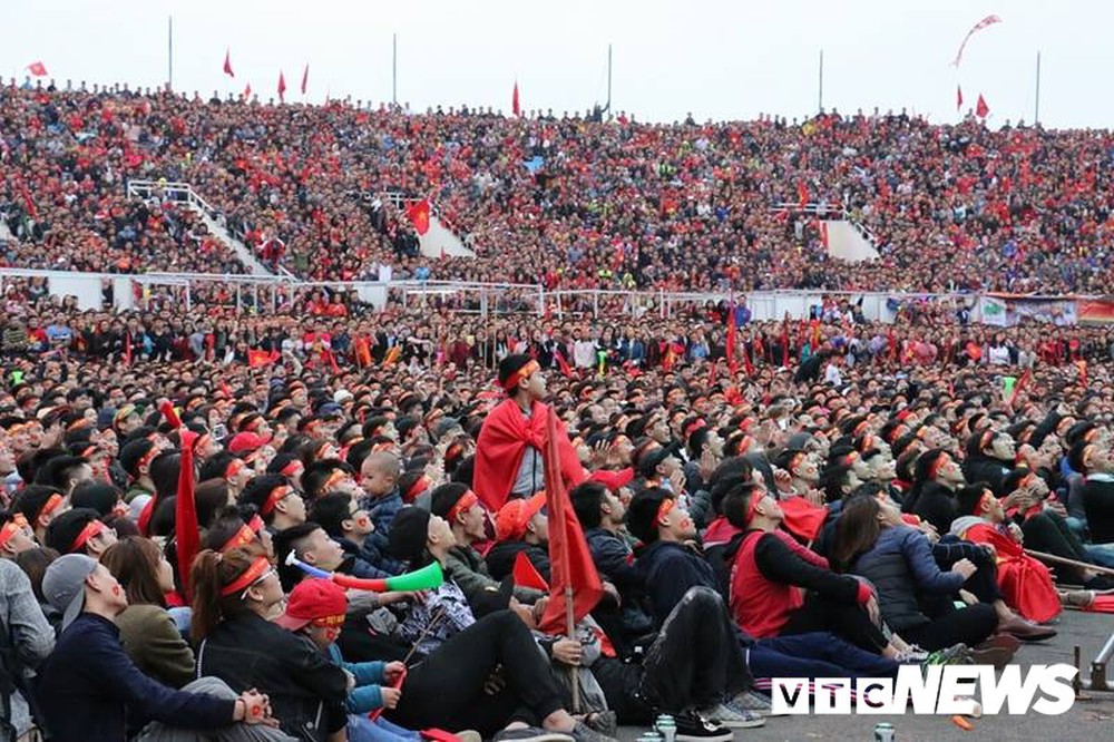 Phó Thủ tướng Vũ Đức Đam cuồng nhiệt cùng cổ động viên cổ vũ U23 Việt Nam