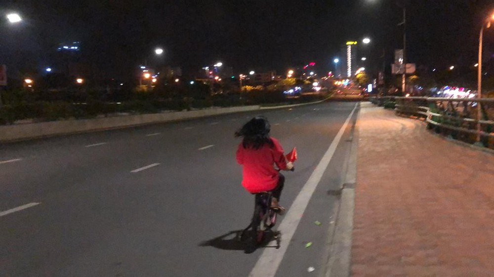 Video: Nói là làm, Mỹ Tâm chạy siêu xe, đi bão trên cầu Rồng Đà Nẵng - Ảnh 1.