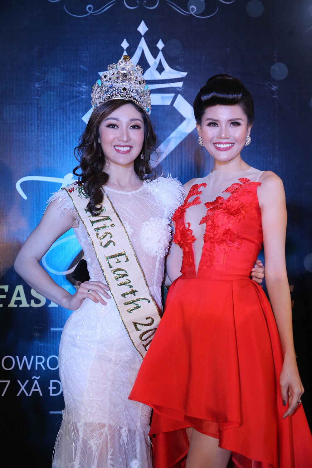 Hoa hậu Trái Đất 2017 sang Việt Nam, mặc gợi cảm trong thời tiết buốt giá - Ảnh 3.