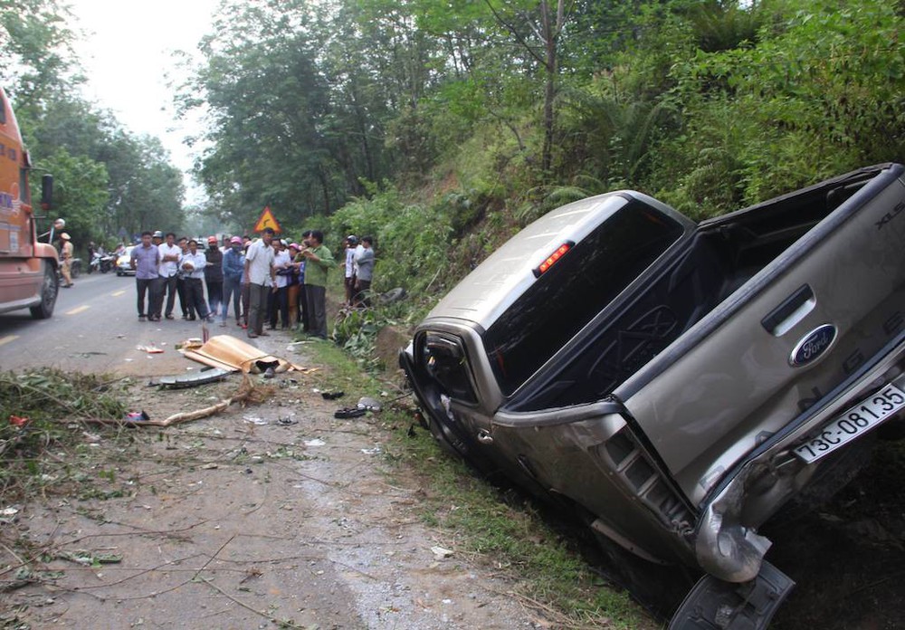 Hai cán bộ công an thương vong khi xe bán tải đâm vào vách núi ở Hương Khê
