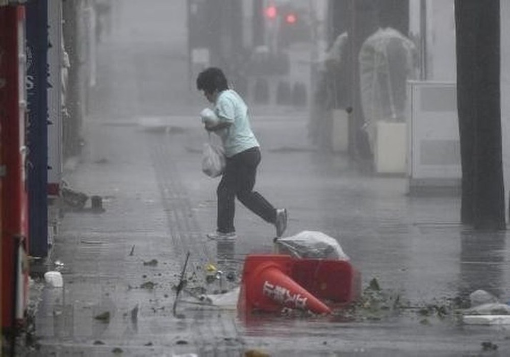 Ảnh: Siêu bão Trami “quần thảo” Nhật Bản khiến nhiều khu vực tê liệt - Ảnh 3.
