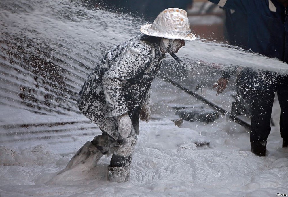 24h qua ảnh: Lễ hội đua bò trên ruộng lúa ở Việt Nam - Ảnh 7.