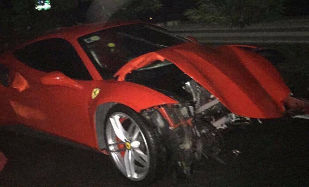 Siêu xe giống Ferrari của ca sĩ Tuấn Hưng gặp nạn nát bét đầu trên cao tốc Nội Bài - Lào Cai - Ảnh 1.