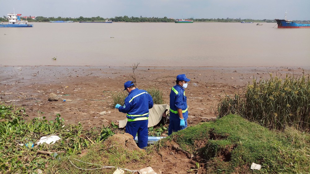 Công an điều tra thi thể nam giới nổi dưới sông Đồng Nai - Ảnh 1.