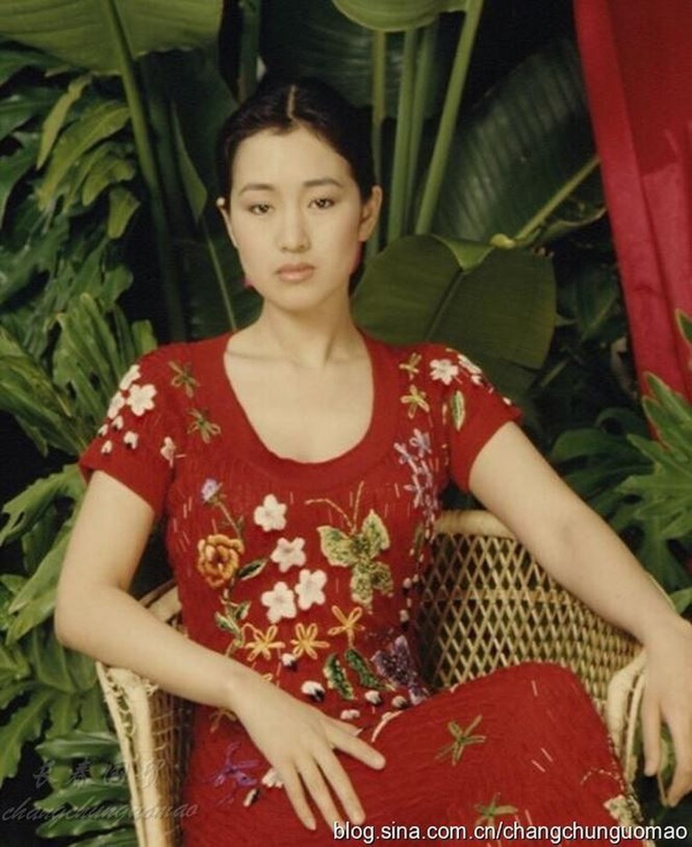 Hé lộ ảnh Củng Lợi gợi cảm, thân mật bên Trương Nghệ Mưu 26 năm trước   - Ảnh 6.