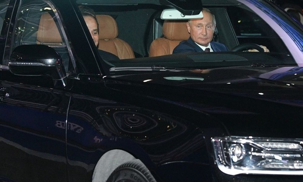 Tổng thống Putin đích thân lái siêu xe, chở khách quý đi dạo - Ảnh 2.