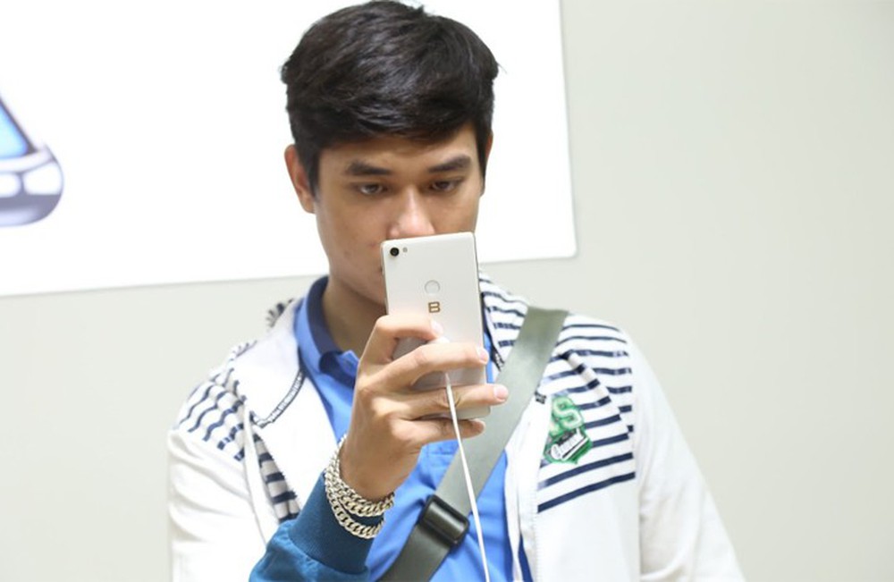 CEO Nguyễn Tử Quảng trao tận tay Bphone 3 cho những khách hàng đầu tiên - Ảnh 10.