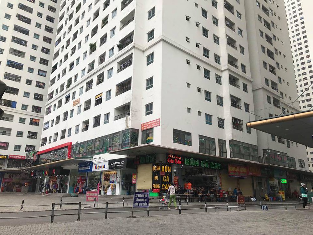 Vụ bé sơ sinh rơi từ tầng cao chung cư Linh Đàm: Một cô gái rời phòng người còn dính máu - Ảnh 3.