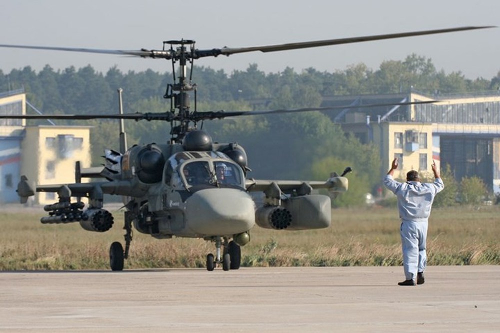 Cận cảnh trực thăng “cá sấu” Kamov Ka-52 rất lợi hại của quân đội Nga - Ảnh 4.