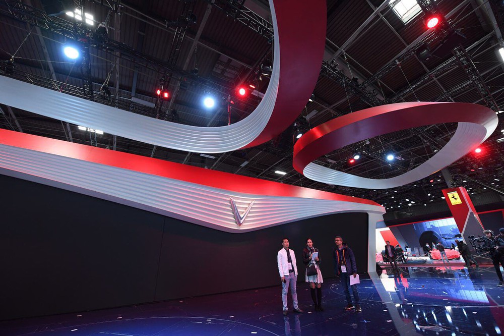 Hé lộ sân khấu VinFast tại Paris Motor Show trước giờ G: Mang cả biểu tượng hoa sen tới nước Pháp - Ảnh 2.