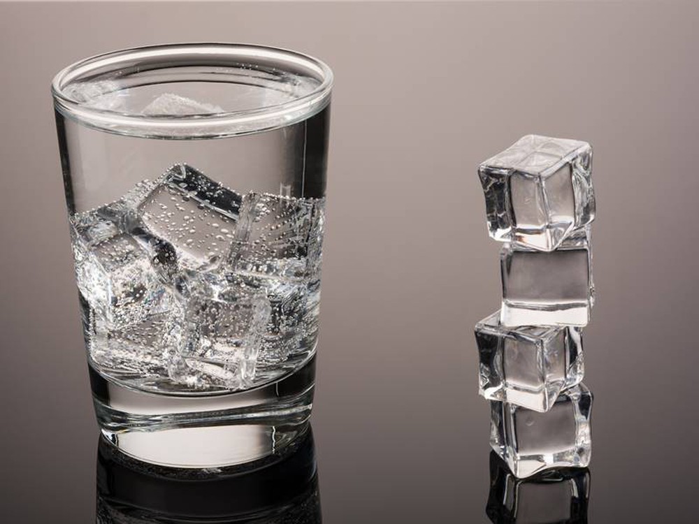 Lúc nào uống nước lạnh, lúc nào uống nước ấm: Biết để uống cho đúng, không hại sức khoẻ - Ảnh 1.