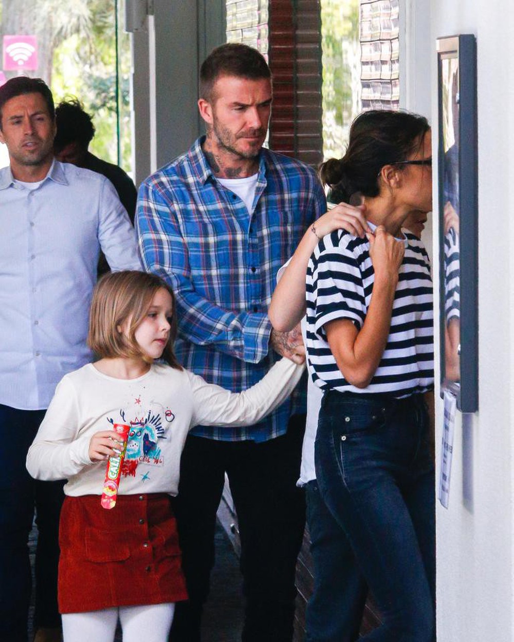 David Beckham mặt căng thẳng đưa bé Harper đi chơi sau khi nhà bị trộm đột nhập - Ảnh 3.