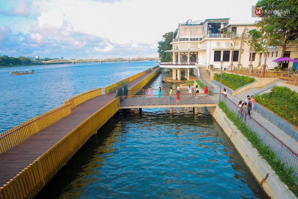 Cầu đi bộ lát gỗ lim 64 tỷ trên sông Hương trở thành địa điểm hot nhất ở Huế dù chưa khánh thành - Ảnh 1.