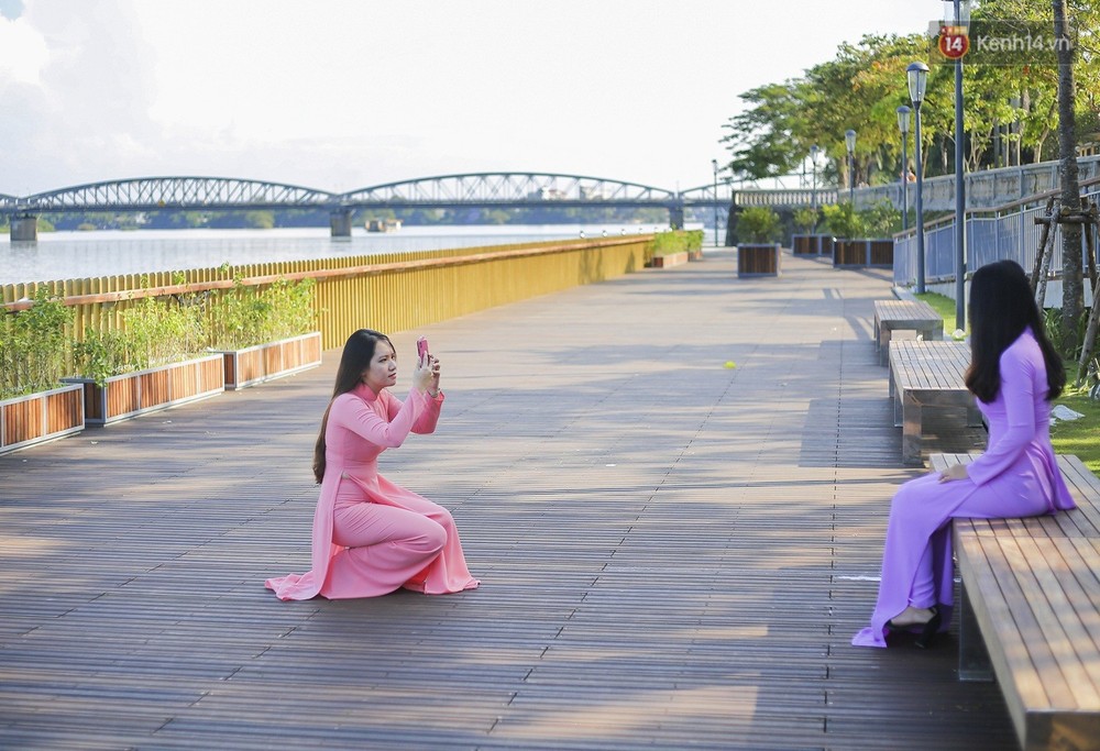 Cầu đi bộ lát gỗ lim 64 tỷ trên sông Hương trở thành địa điểm hot nhất ở Huế dù chưa khánh thành - Ảnh 8.