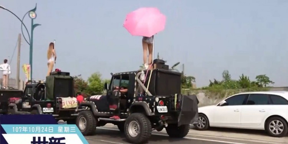 Vũ công mặc bikini bị hất văng lên vỉa hè khi đang múa cột trên xe jeep - Ảnh 2.