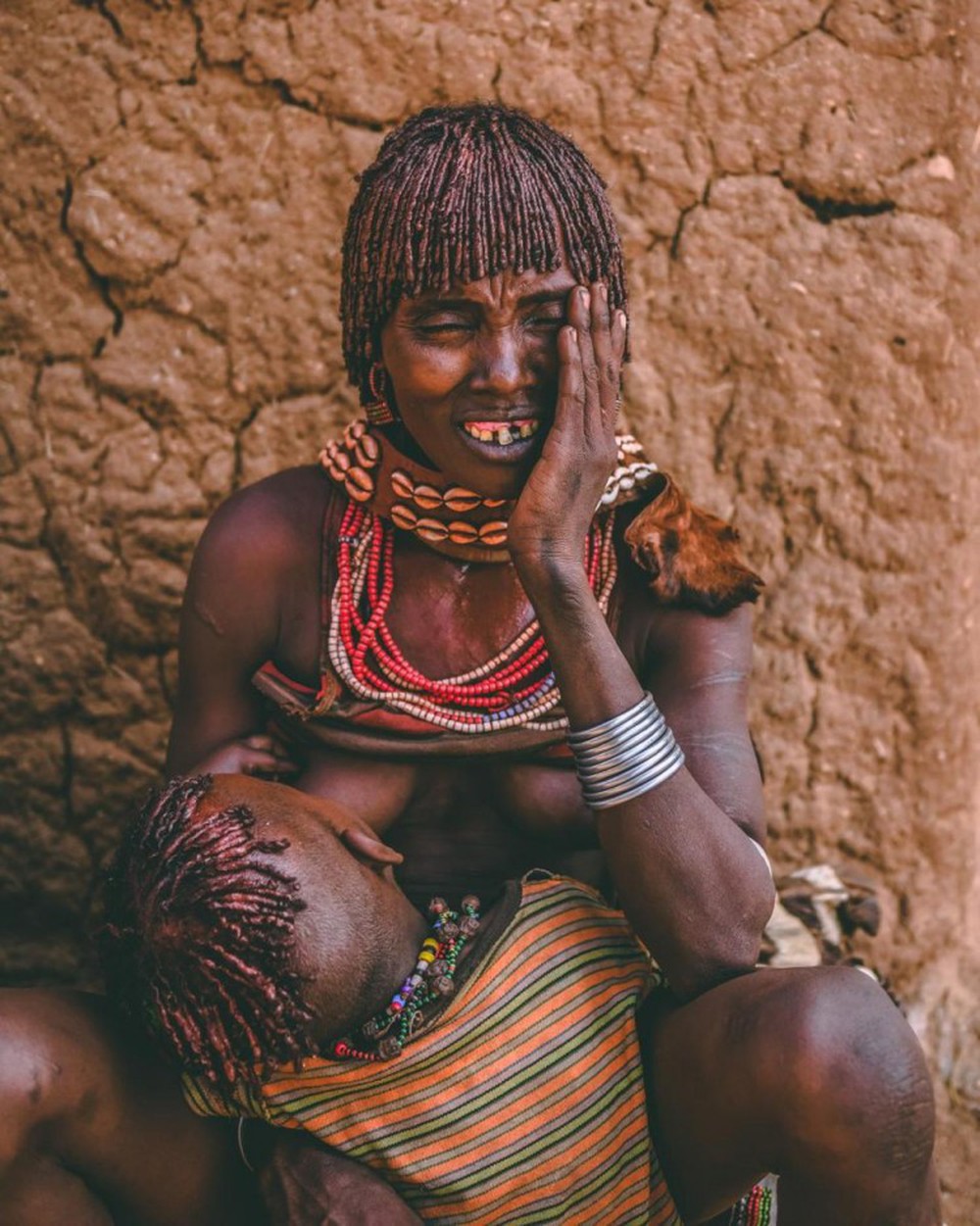 Lạ lùng bộ tộc phụ nữ cầu xin được đàn ông đánh đập, trẻ sơ sinh mang điềm xấu bị bỏ đói đến chết - Ảnh 12.