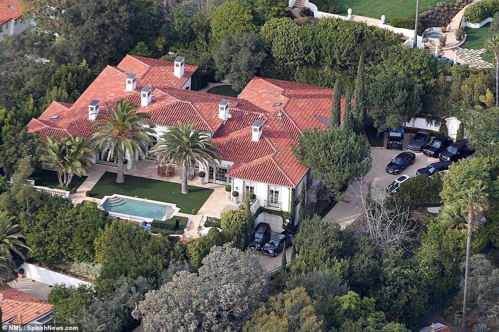 Vợ chồng Beckham lãi 258 tỷ nhờ bán được biệt thự hoành tráng với 6 phòng ngủ, 9 phòng tắm - Ảnh 1.