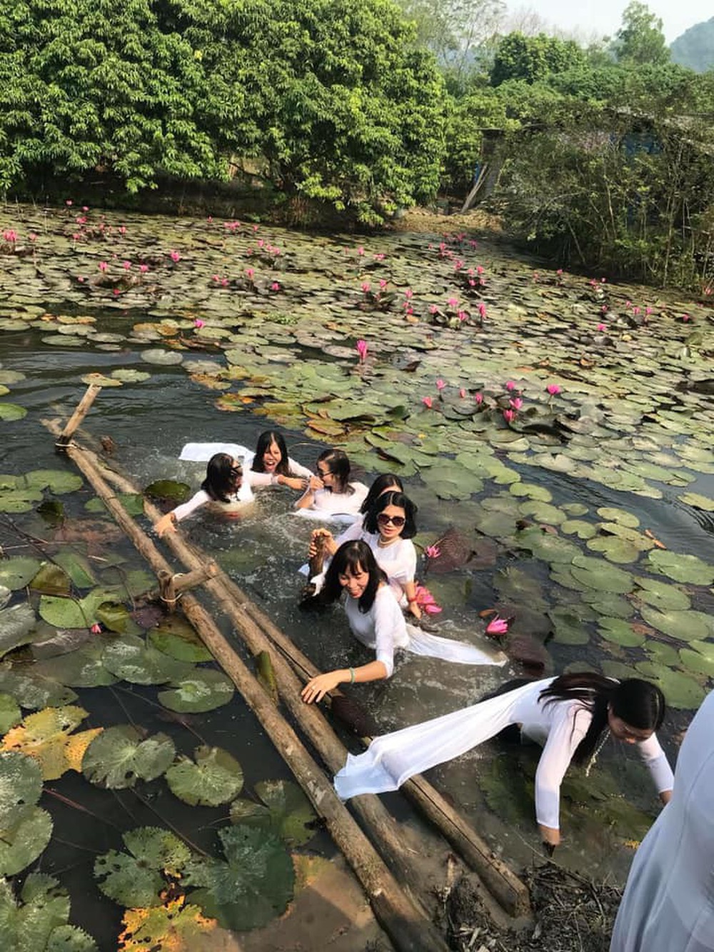 Thảm họa thực sự đến với tám cô gái mặc áo dài hớn hở chụp hình trên chiếc cầu sắp gãy - Ảnh 4.
