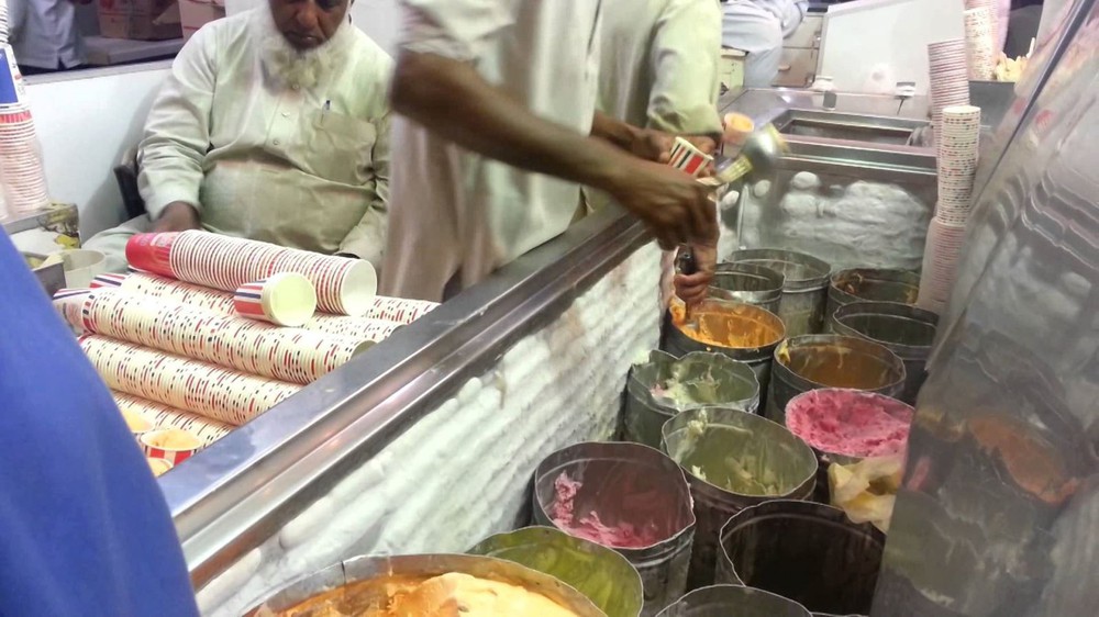Người bán kem Pakistan bỗng dưng có tài khoản ngân hàng hơn chục triệu USD - Ảnh 1.
