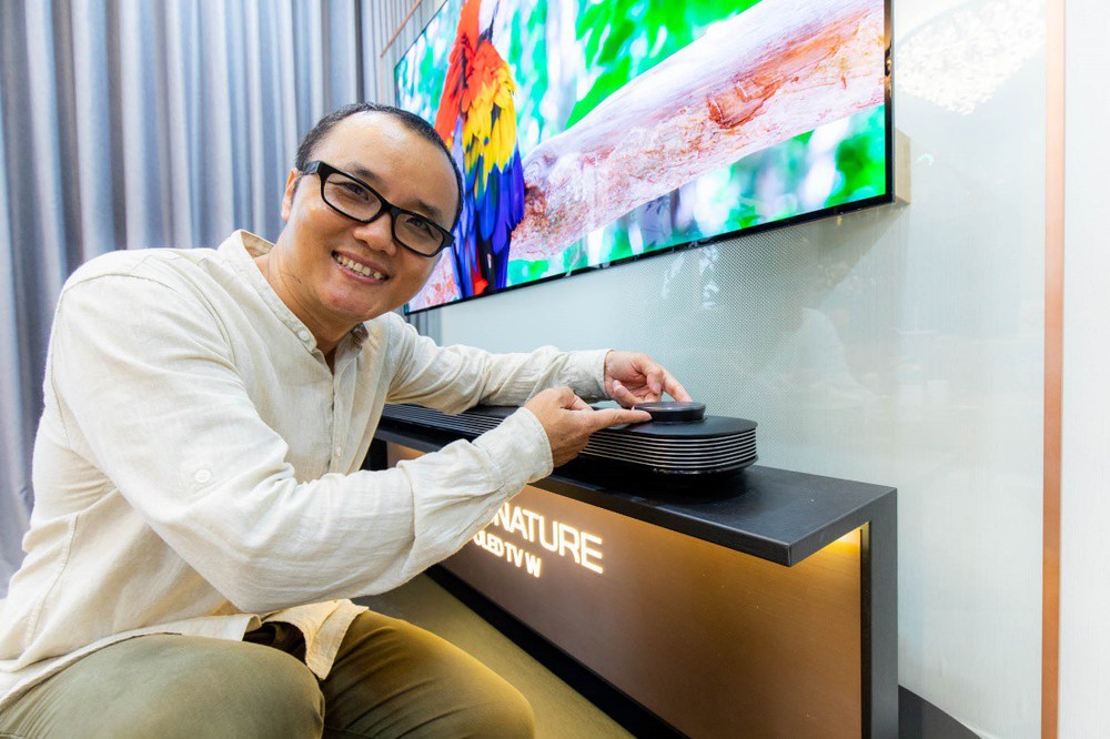 Ngắm TV LG OLED siêu mỏng trong phòng khách hiện đại của KTS Thanh Truyền - Ảnh 4.
