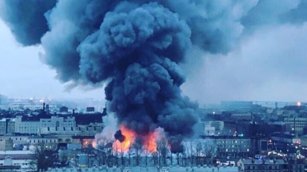 Trung tâm thương mại ở St. Petersburg bốc cháy dữ dội, hơn 800 người phải sơ tán khẩn cấp - Ảnh 4.