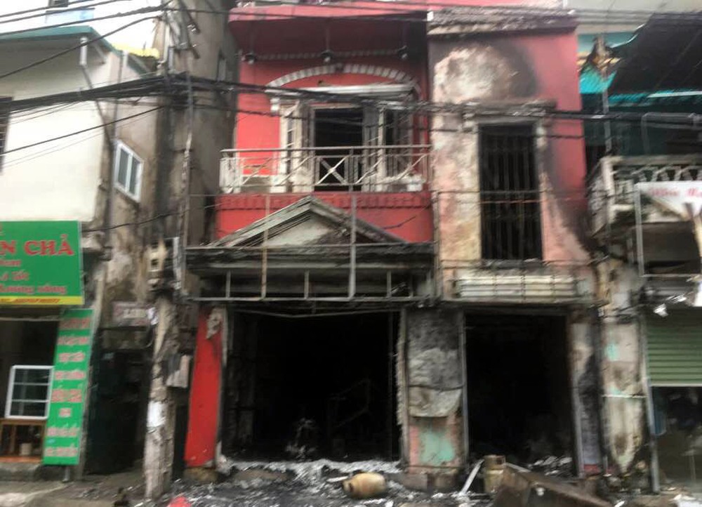 Hà Nội: Sau tiếng nổ lớn, lửa bao trùm ngôi nhà 4 tầng  - Ảnh 3.