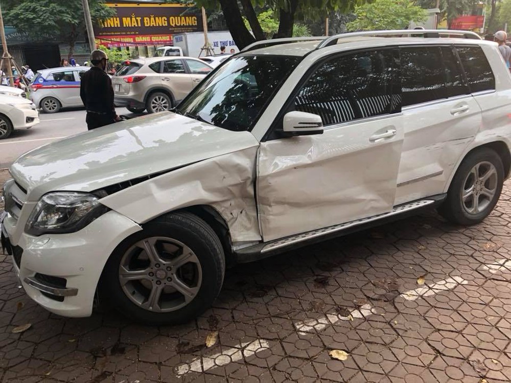 CLIP: Cận cảnh Audi Q5 lùi sâu qua giải phân cách, tông xe liên hoàn trên đường Hà Nội - Ảnh 4.
