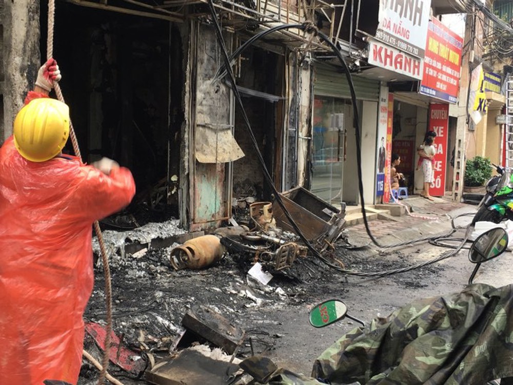 Hà Nội: Sau tiếng nổ lớn, lửa bao trùm ngôi nhà 4 tầng  - Ảnh 2.