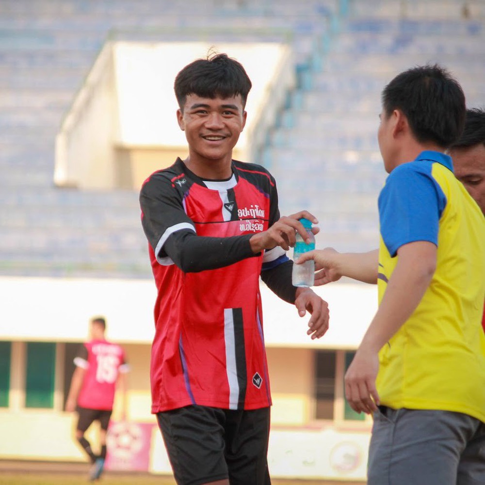 Tàng hình trước Việt Nam, sao 17 tuổi của Lào quyết lột xác để tạo địa chấn ở AFF Cup - Ảnh 1.