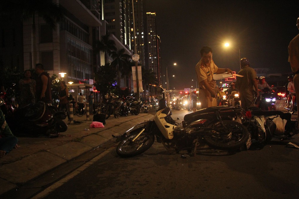 Hiện trường vụ ô tô điên tông hàng loạt xe máy ở Sài Gòn, 1 người chết, 4 người kêu cứu - Ảnh 1.