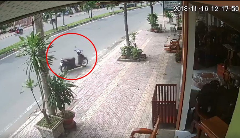 CLIP: Pha lao xiên của chiếc xe không người lái và kết cục buồn cho chiếc tủ kính - Ảnh 2.