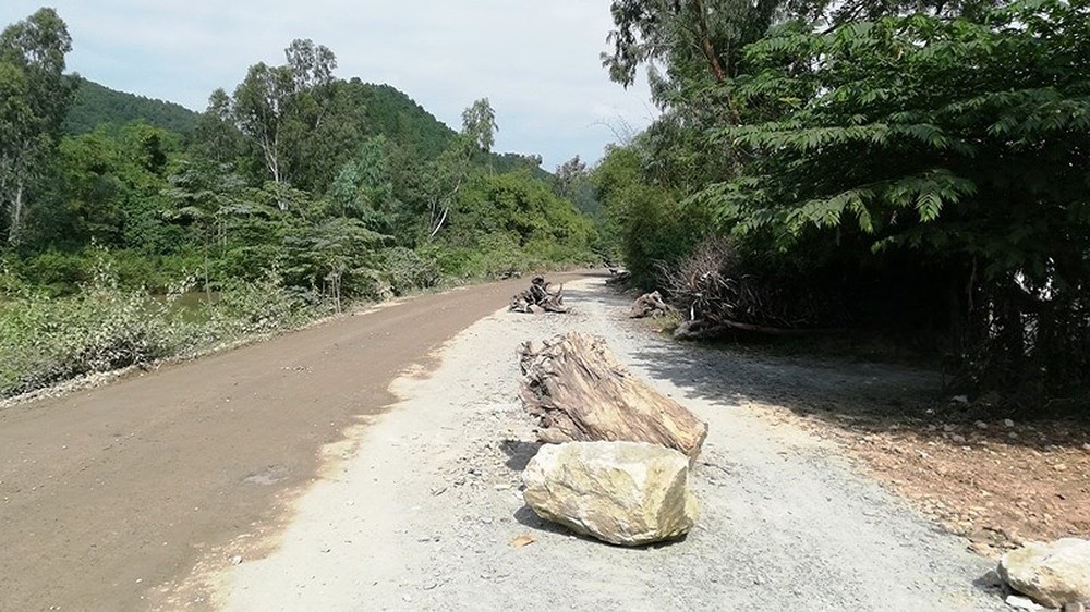 Người dân lại chặn xe chở đất đá thi công dự án Vsip Nghệ An - Ảnh 1.