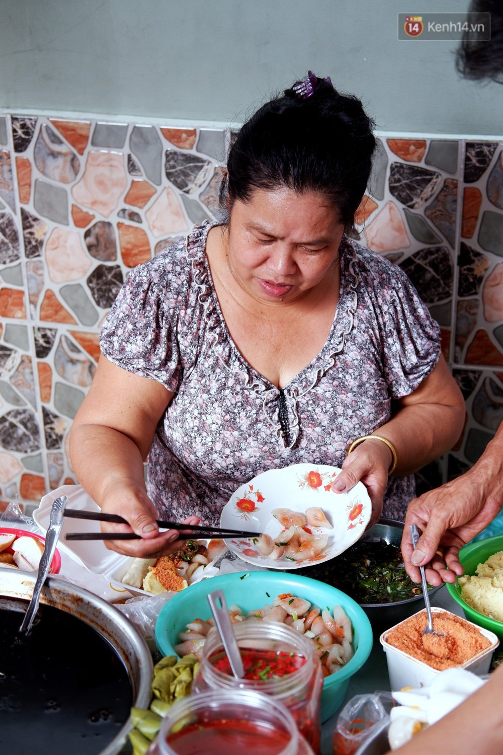 Tiệm ăn hàng 30 năm của dì Gái chịu chơi nhất Sài Gòn, mỗi ngày bán trong 1 giờ là hết veo - Ảnh 3.