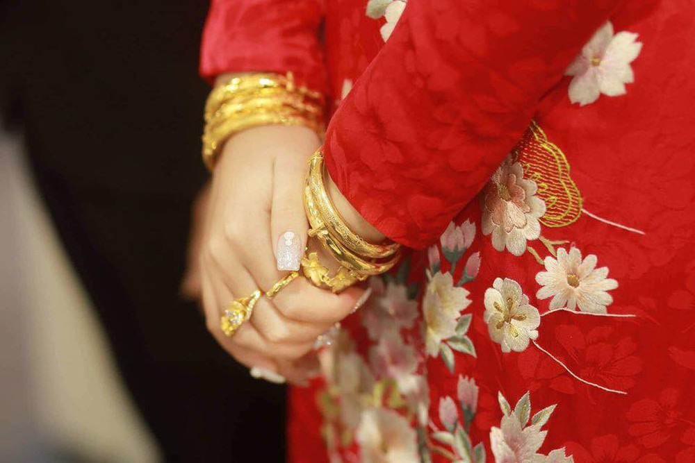 Cô dâu đeo vàng nặng trĩu trong đám cưới chi 2,5 tỷ tiền bắc rạp, trang trí 100% hoa tươi - Ảnh 2.