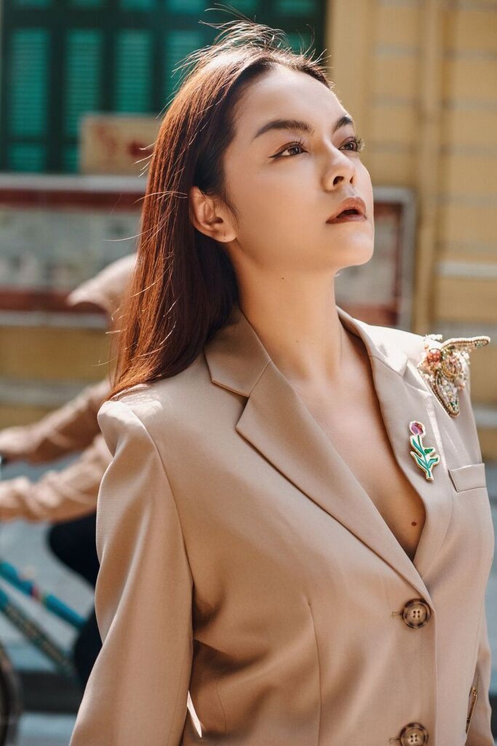 Phạm Quỳnh Anh tạo dáng sexy giữa chợ rau ở Hà Nội - Ảnh 2.