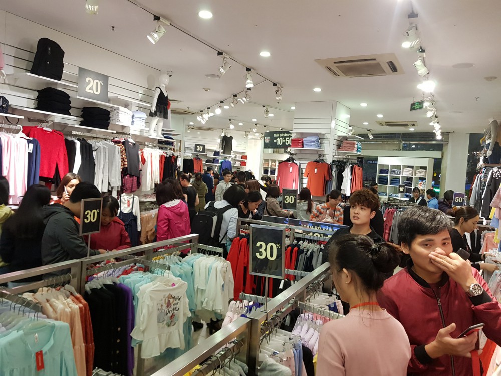 Mệt mỏi khi đi mua sắm ngày Black Friday, thượng đế phải chờ cả tiếng mới đến lượt thử đồ - Ảnh 6.