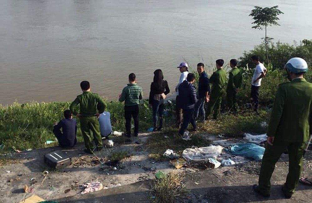 Người bới rác tìm thấy thi thể bé trai sơ sinh bọc trong túi nilon ở Nam Định - Ảnh 2. Người bới rác tìm thấy thi thể bé trai sơ sinh bọc trong túi nilon ở Nam Định - Ảnh 2.