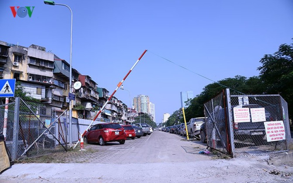Bãi đỗ xe thông minh “đắp chiếu”, thành nơi đổ rác tại Hà Nội - Ảnh 1.