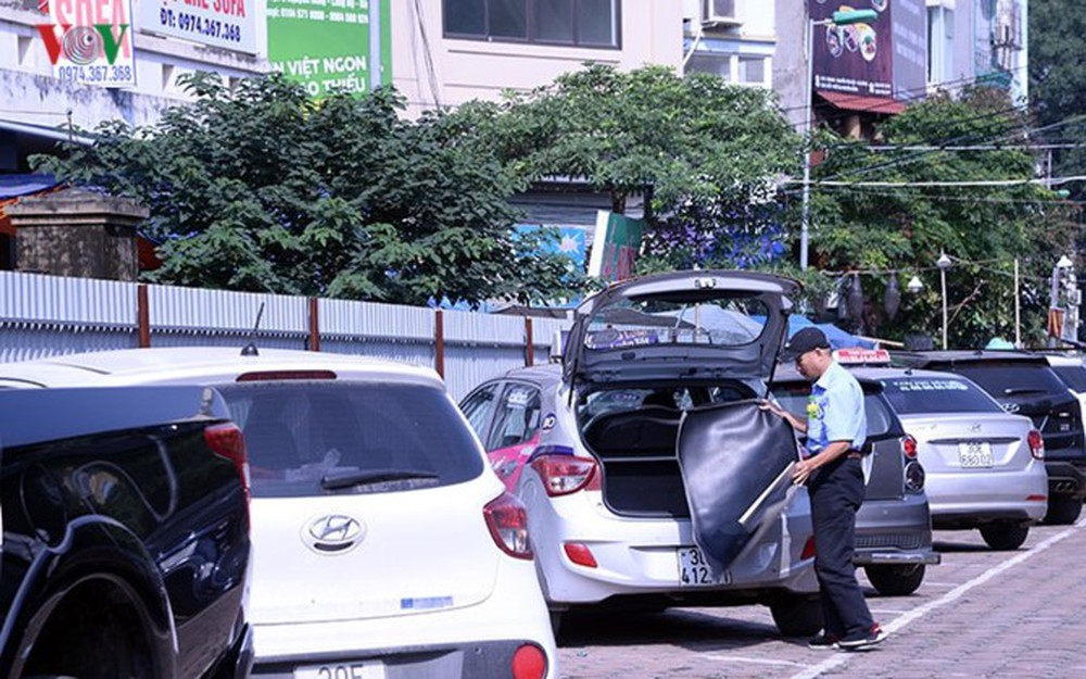 Bãi đỗ xe thông minh “đắp chiếu”, thành nơi đổ rác tại Hà Nội - Ảnh 11.