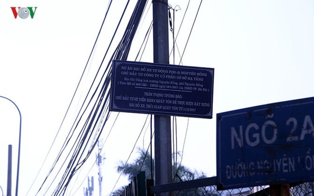 Bãi đỗ xe thông minh “đắp chiếu”, thành nơi đổ rác tại Hà Nội - Ảnh 3.