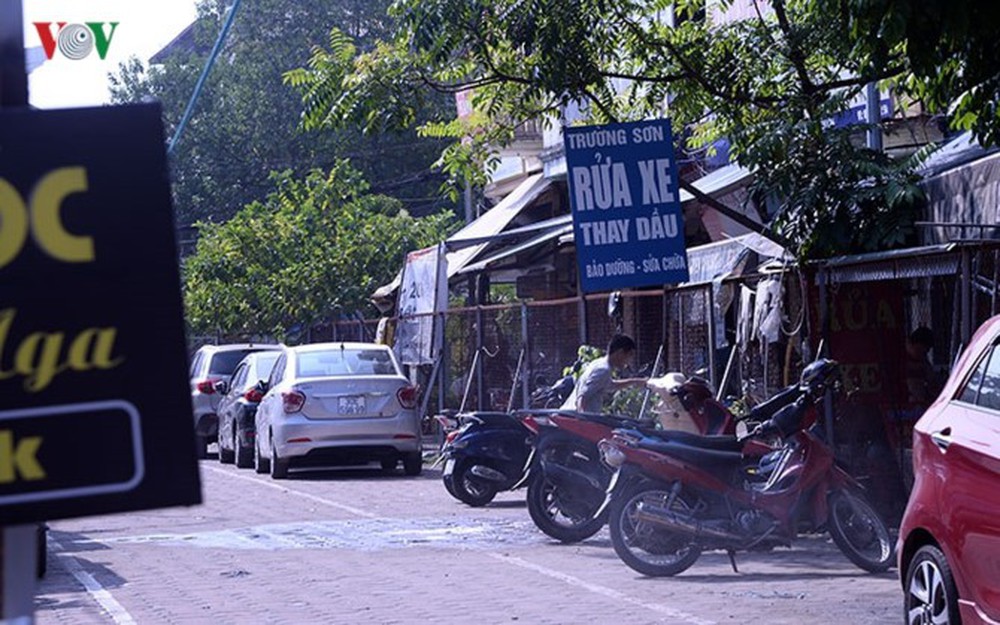 Bãi đỗ xe thông minh “đắp chiếu”, thành nơi đổ rác tại Hà Nội - Ảnh 10.