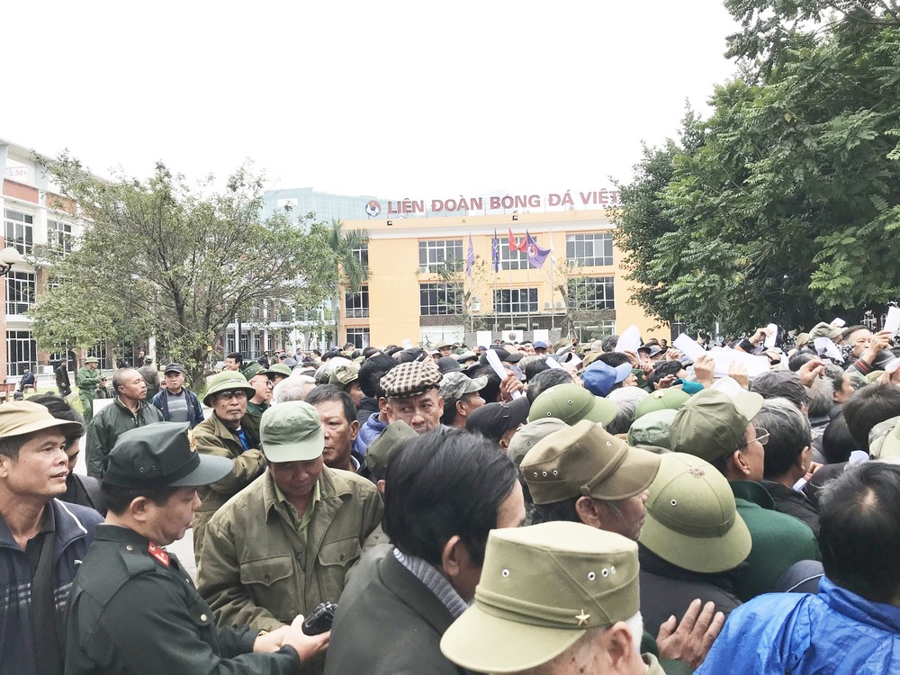 Hàng trăm thương binh chen lấn chờ đăng kí mua vé trận chung kết Việt Nam - Malaysia - Ảnh 4.